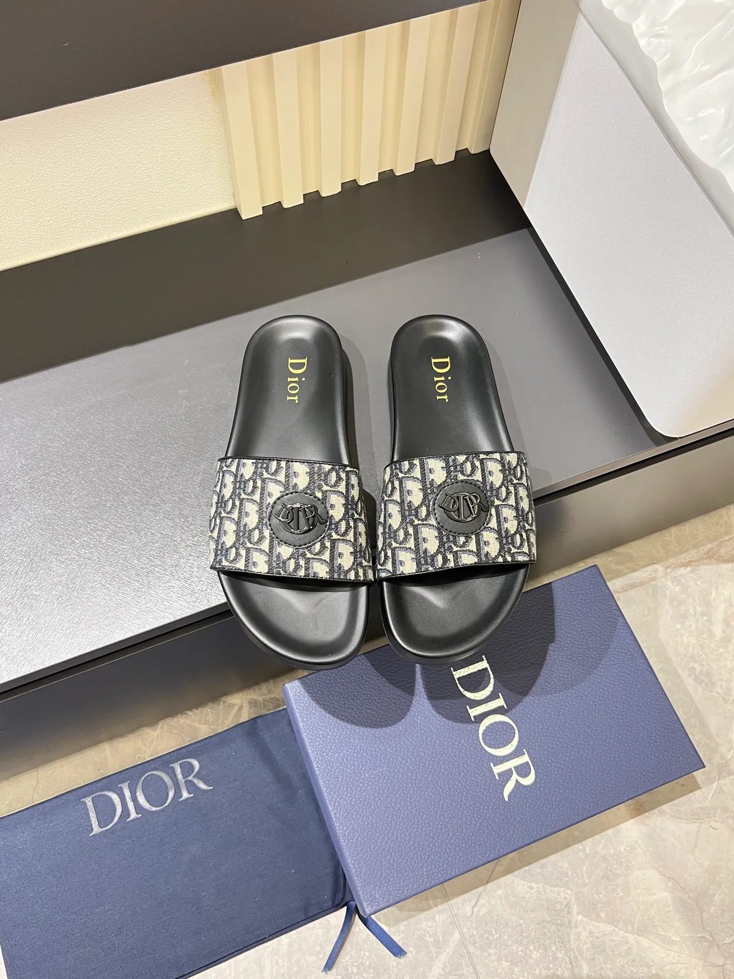 Men's men's shoes 💰p300 Size 38-45 Dior Dior's latest H-Town series Oblique thick sole slippers sandals Original purchase development and production This Dior H-Town sandals pay tribute to the classic logo of sports style and highlight Dior's high-end spirit. Crafted from black rubber with a beige and black Oblique printed upper, it's accentuated with tonal calfskin details. The rubber sole incorporates a variety of elements and is embellished with the Dior logo for a refined, futuristic look. Can be worn with shorts or jeans. Comes with exquisite packaging at the counter 🛍📦 ▪️ Fabric: Original customized imported Oblique embroidery ▪️ Lining: Imported soft sheepskin ▪️ Sole: Original molded ultra-light foam material ▪️ Bottom thickness: 4CM